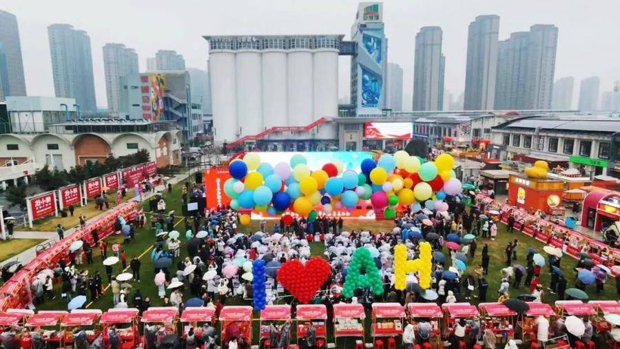 热烈的气氛与人潮的活力在现场交织,汇成一片欢乐的海洋。(陈三虎 摄)