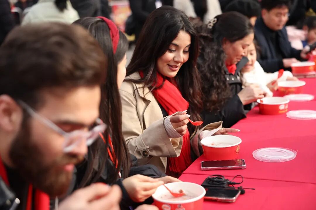 游客免费品尝腊八粥(张浪 摄)