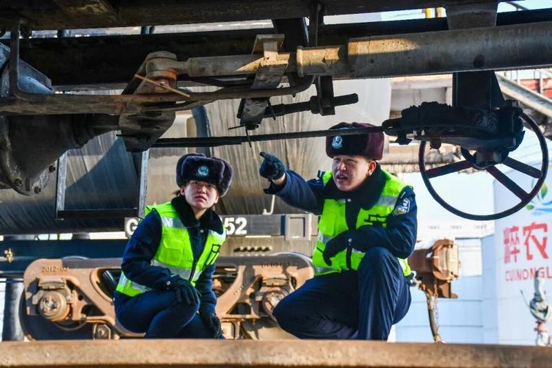 民警对罐车底部管线接口进行细致检查。(张瑾瑜 摄)