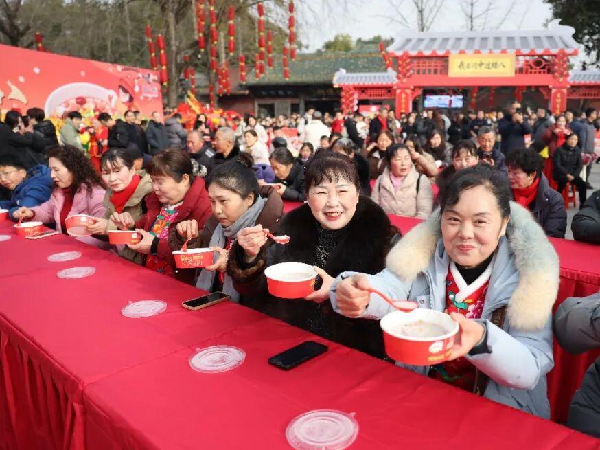 游客免费品尝腊八粥(张浪 摄)