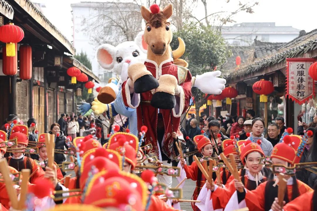 古城巡游活动(张浪 摄)