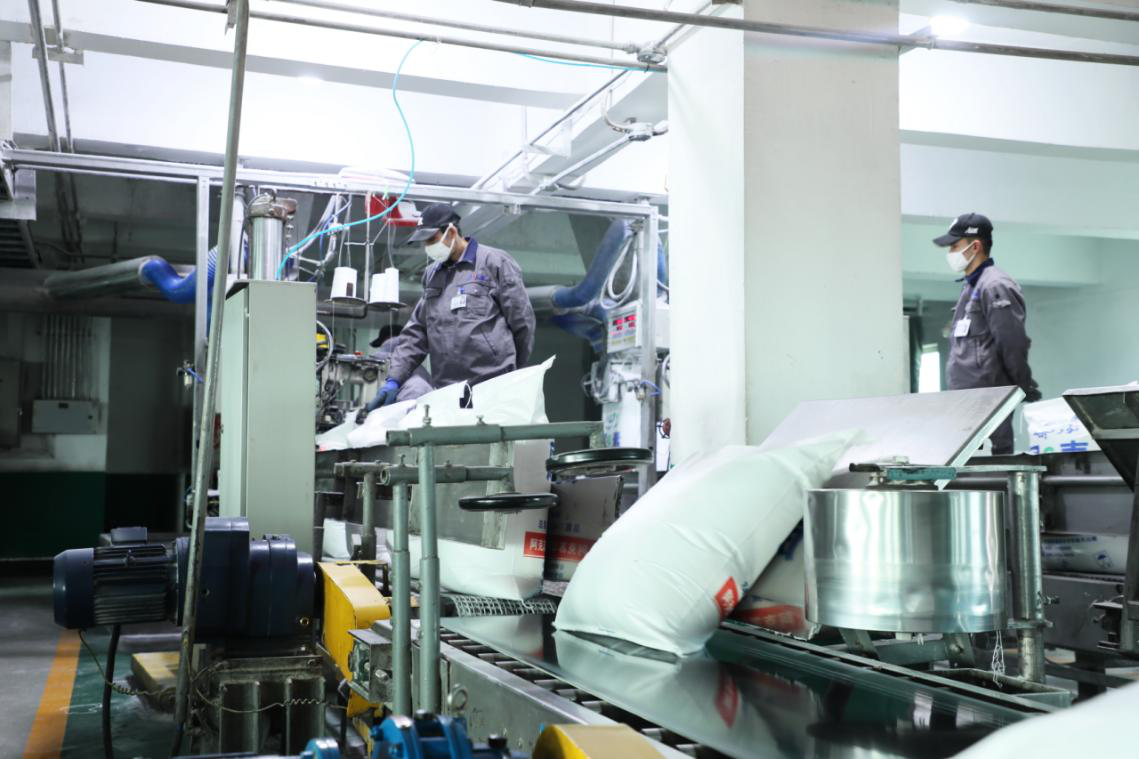 忙碌的生产车间(吐尔松·托胡提 摄)