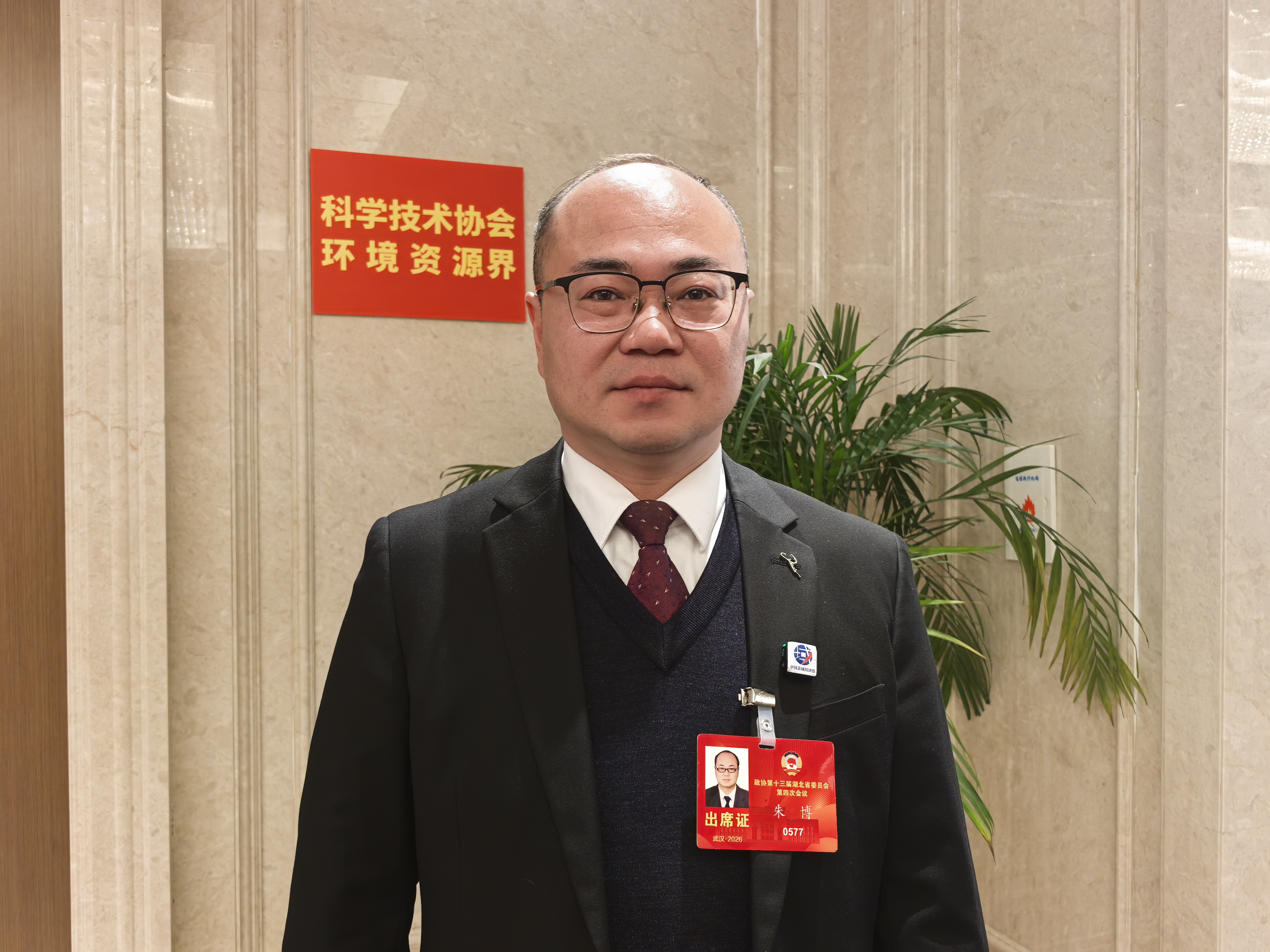 湖北省政协委员、沙洋经济开发区新港发展中心主任朱博(余惠玲 摄)