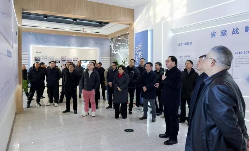 活动组织参观小池滨江新区(郑鉴峰 摄)