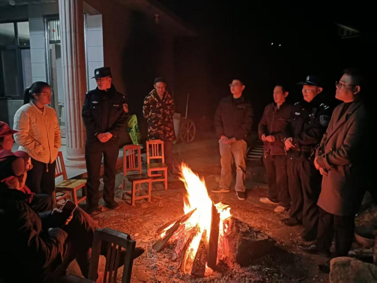 开展“乡村夜话”时干部面对面解答群众问题(王文镒 摄)