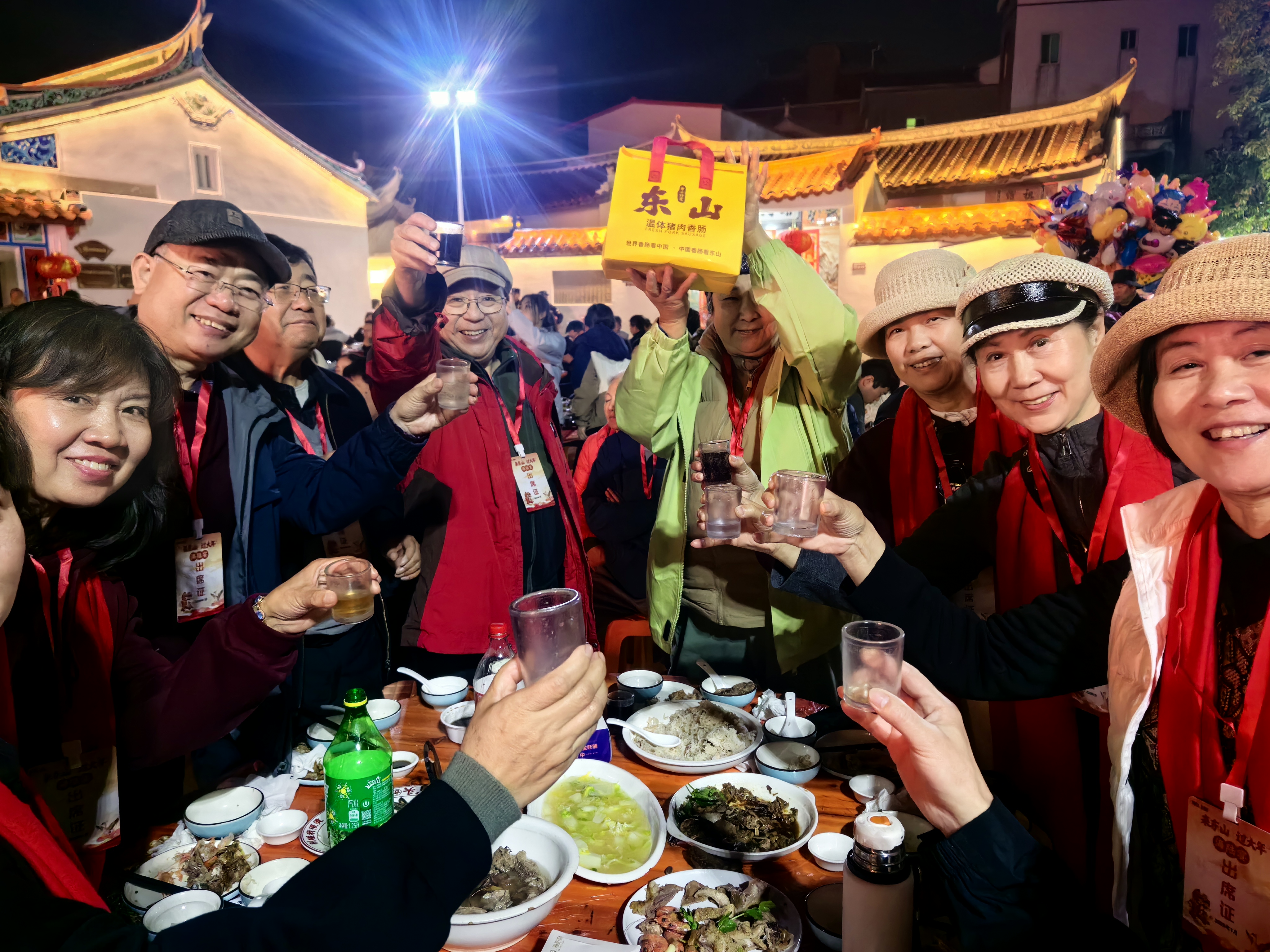 来自天南海北的人们相聚东山过大年(朱春燕 摄)