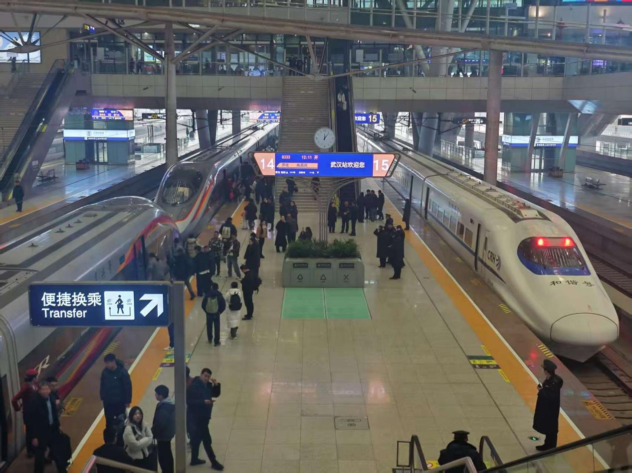 G333(左)下车就能登上D2181(右)(王晶 摄)