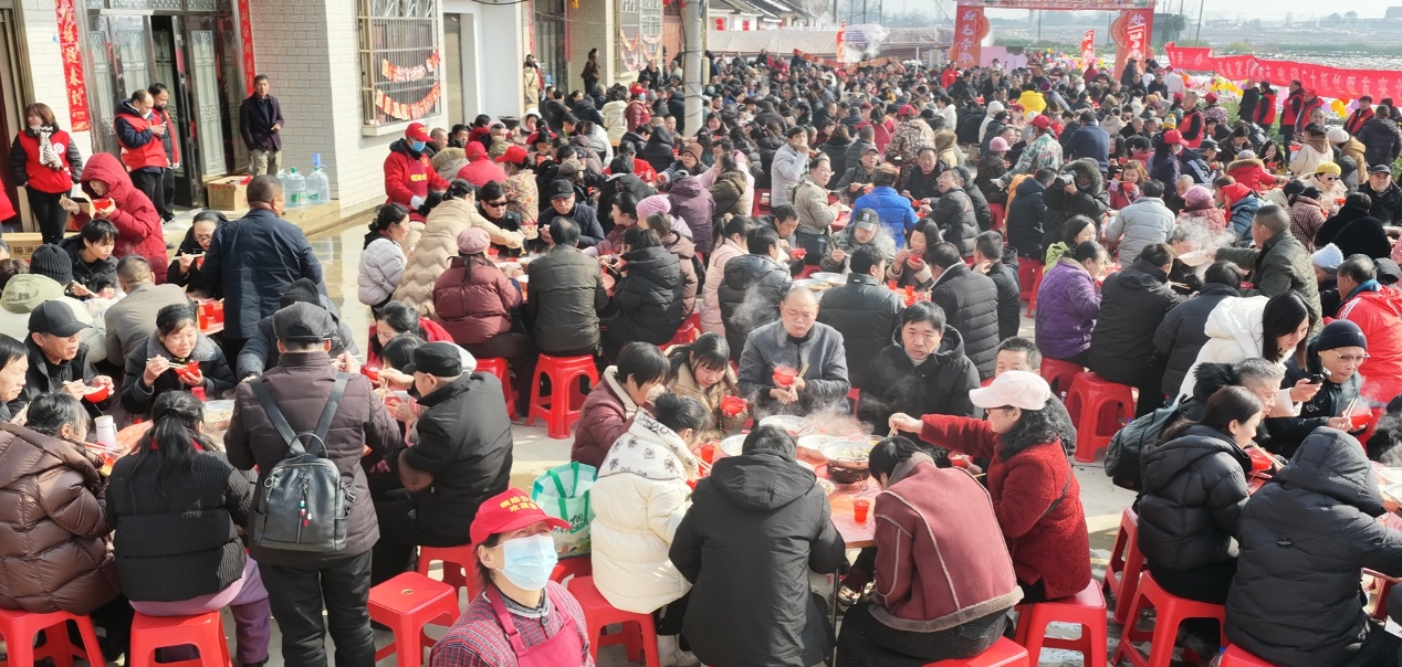 农家宴席热闹开筵(胡雯珺 摄)