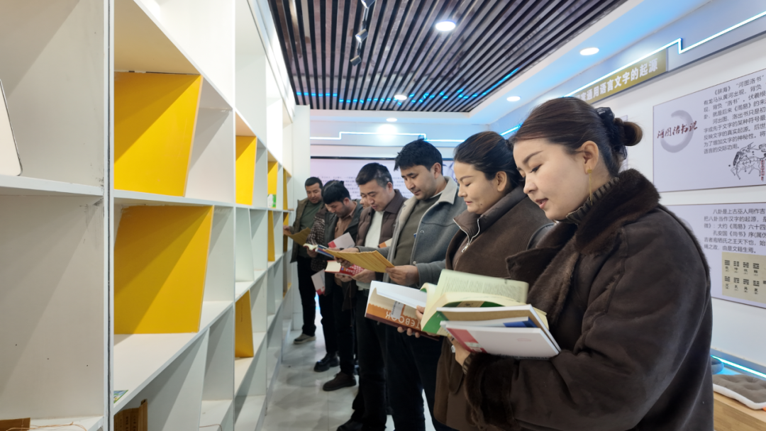 塔里木乡拜什托格拉克村新时代文明实践站积极开展“走进语言体验馆 凝聚乡村发展合力”主题参观学习活动。(吴栩娇 摄)