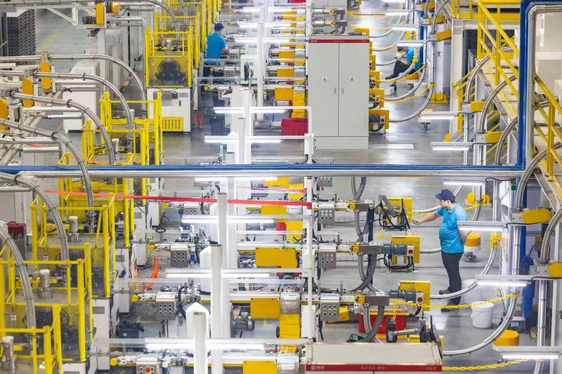 生产线上,工人正在有序生产(肖萱 摄)