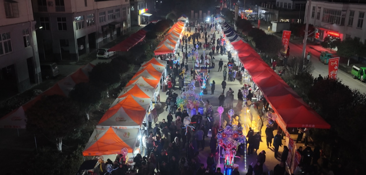 烟火市集人头攒动(胡雯珺 摄)