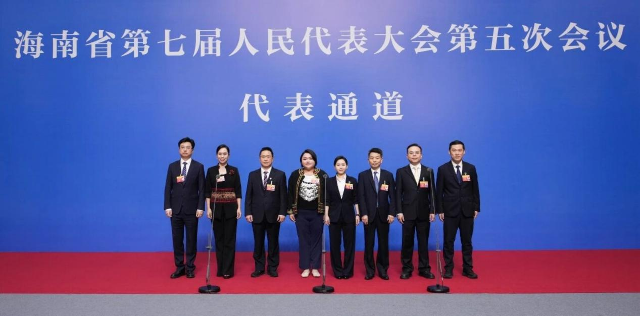海南省七届人大五次会议“代表通道”(陈建峰 摄)