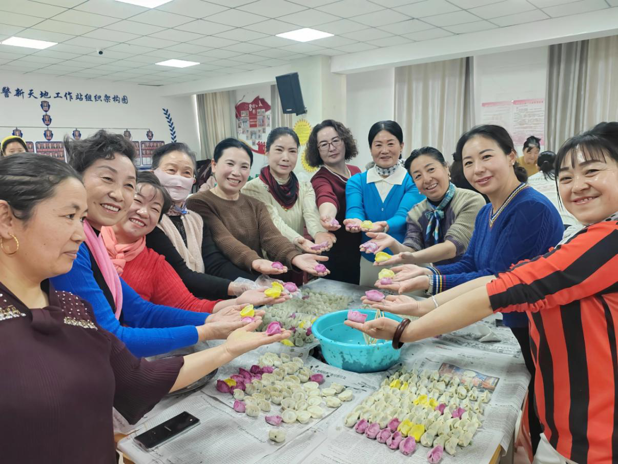 居民一起包饺子(田鹏 摄)