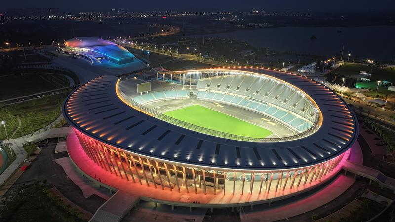 夜幕中的孝感奥体中心(肖萱 摄)