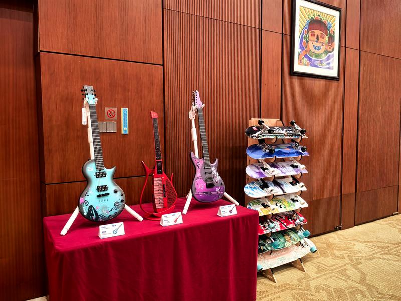 惠阳吉他、滑板产品展示。(陈丹娜 摄)