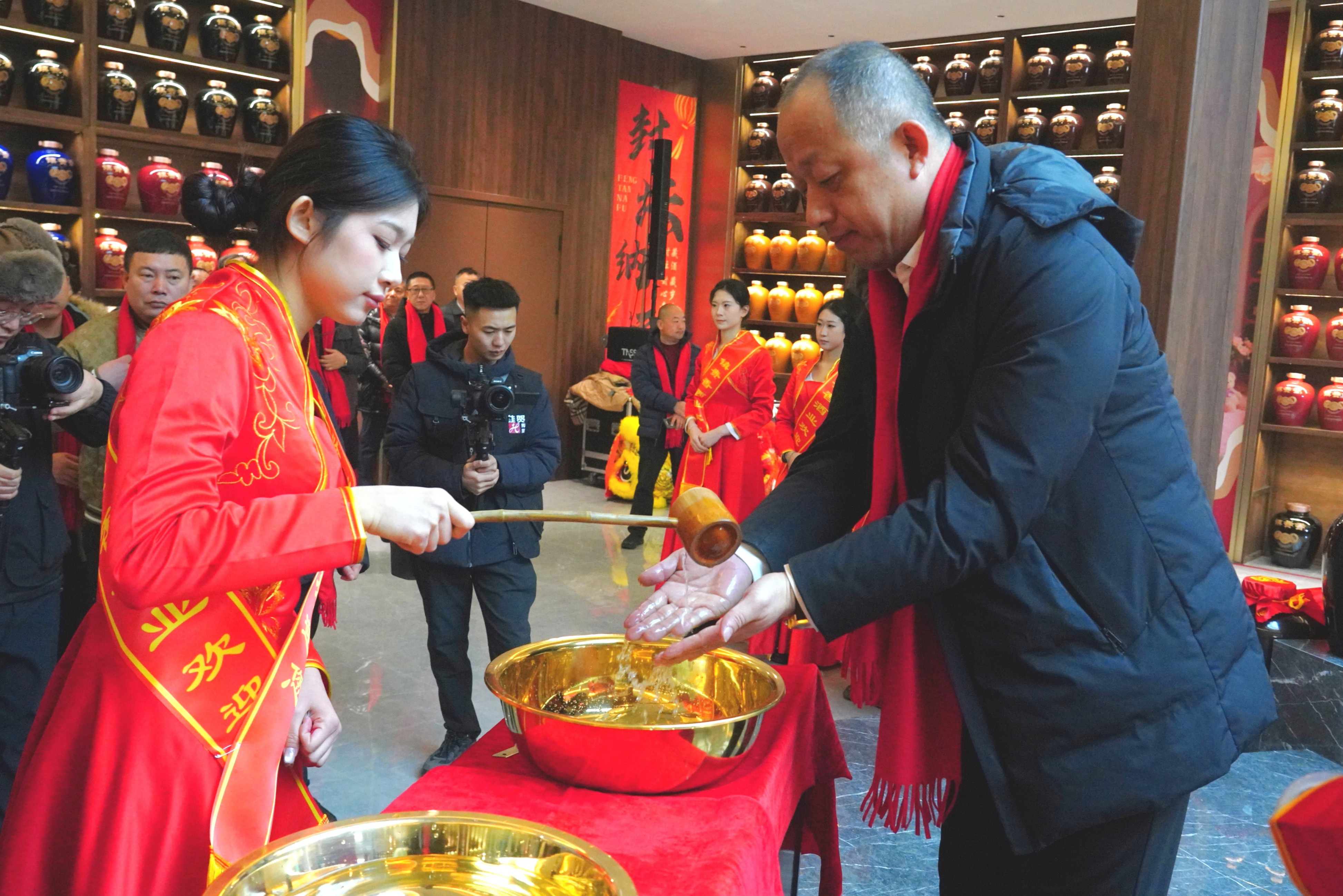 嘉宾以铜盆盛水,竹筒杓舀水净手。(田宏 摄)