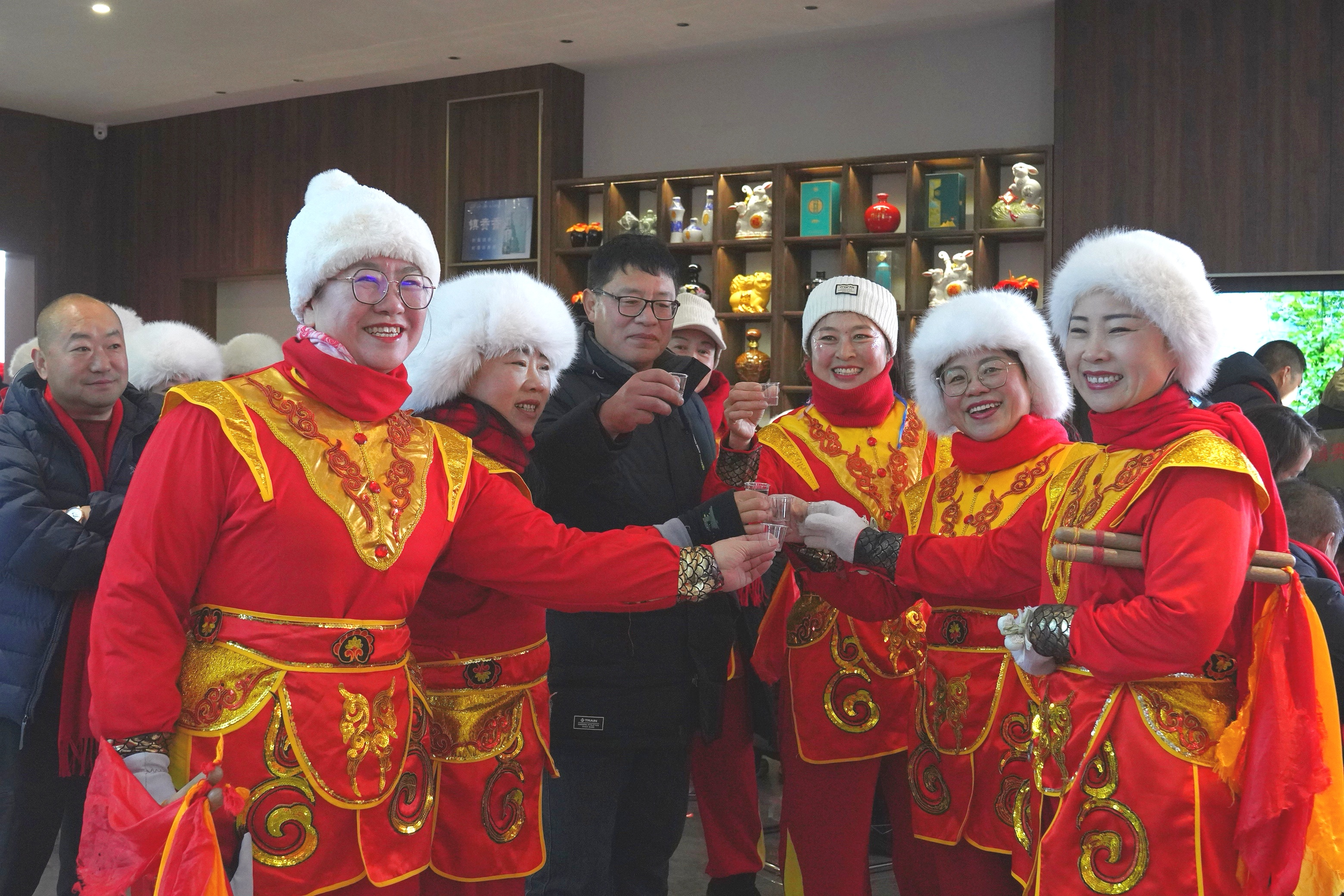 镇赉香封坛大典,嘉宾品鉴碰杯。(王岩 摄)