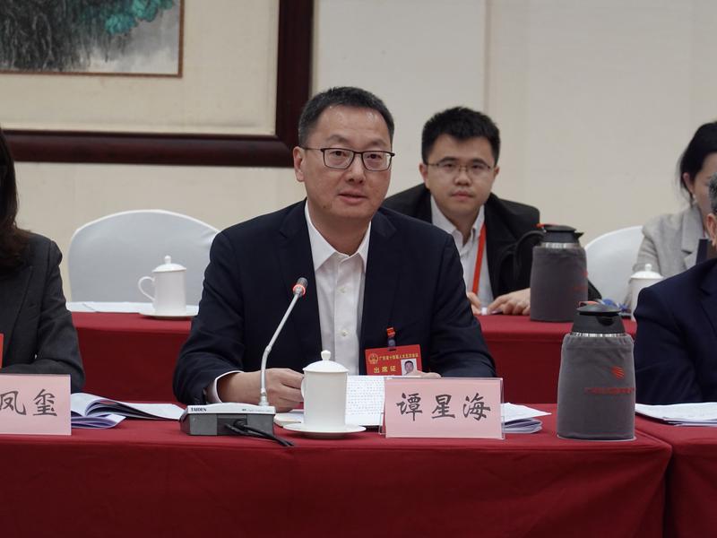 广东省人大代表、惠阳区委书记谭星海回应媒体提问(陈丹娜 摄)