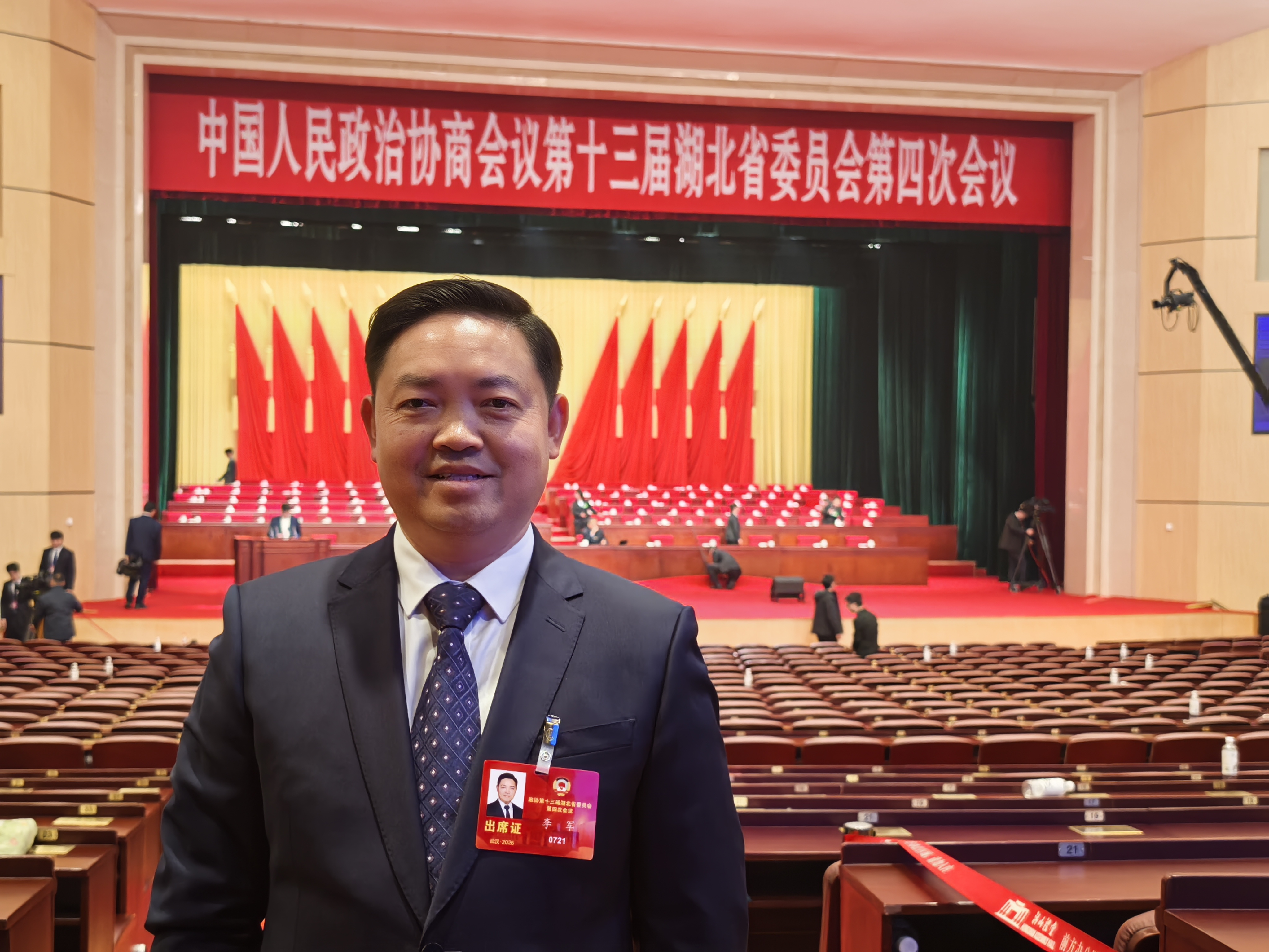 湖北省政协委员、湖北省楚商联合会副会长、湖北省五金机电商会执行会长以及湖北源东万商供应链公司总经理李军(余惠玲 摄)