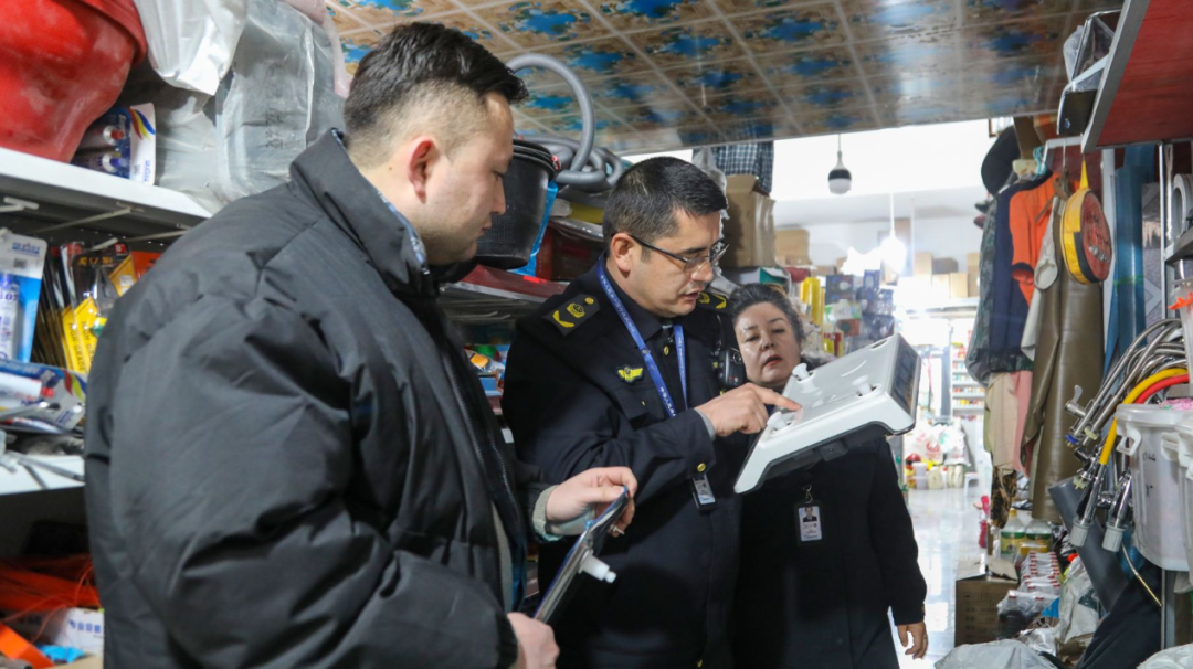 工作人员开展电子计价秤专项检查(高依然 摄)