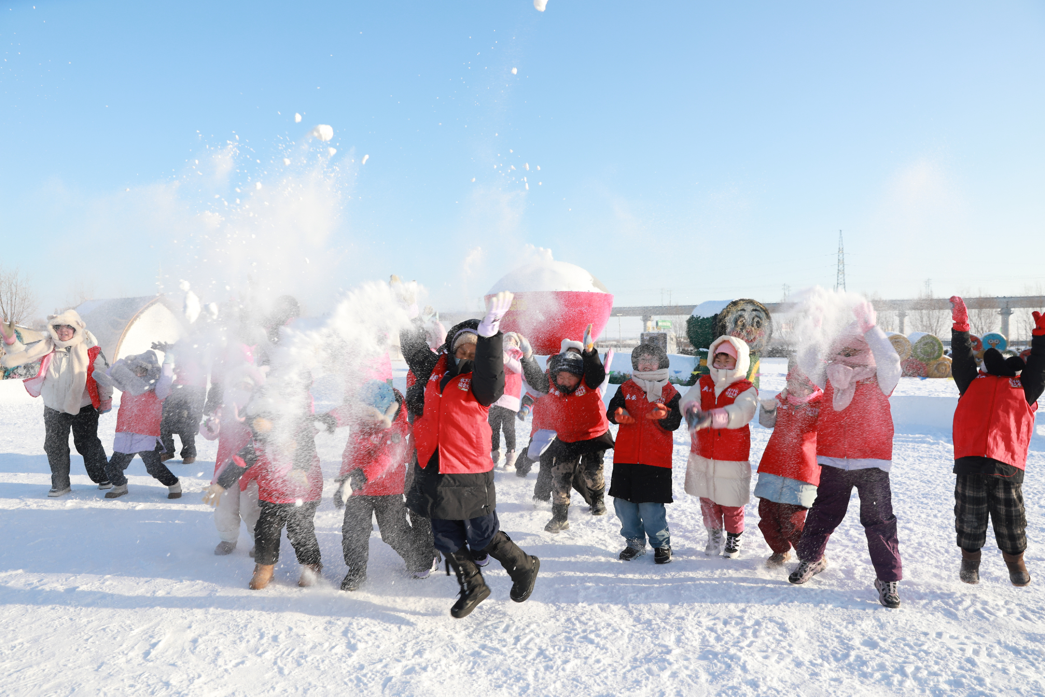 小学员们在绿乡花田冰雪嘉年华体验冰雪之乐(张自峰 摄)