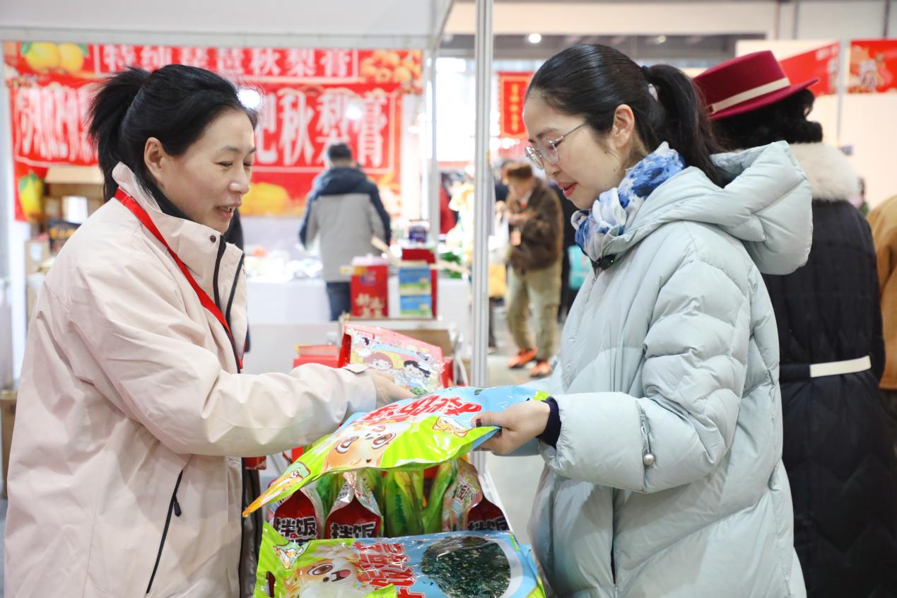 正在挑选产品的市民 (张南宁 摄)