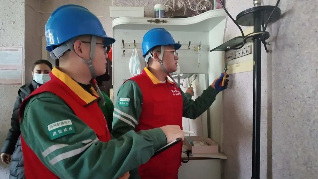 党员服务队队员们正在入户为特殊群体排查安全隐患(热普亥提·阿不力米提 摄)