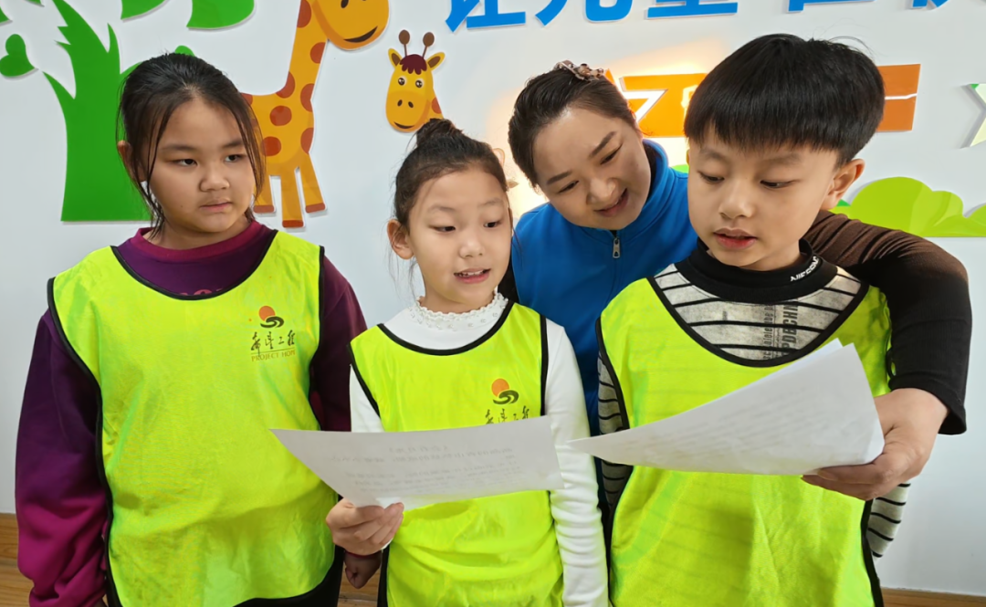 “童伴妈妈”在引导孩子们勇敢表达自我(张巍 摄)