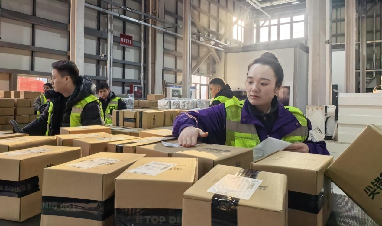 工作人员为包裹贴上地址签(孙荪 摄)