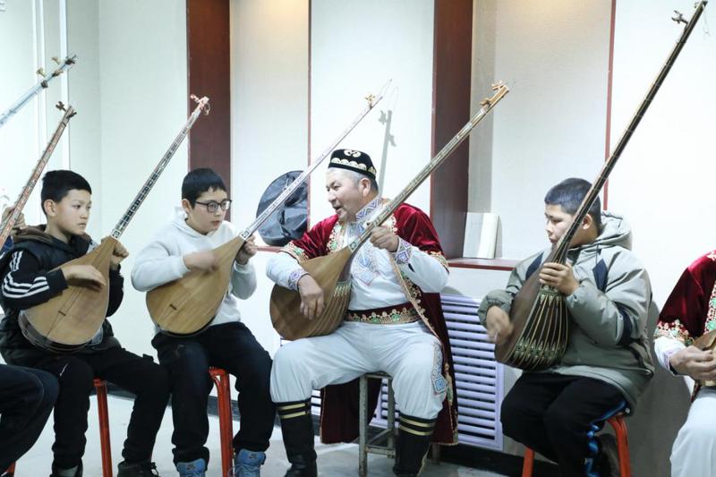 孩子们在学习乐器(吐尔松·托胡提 摄)