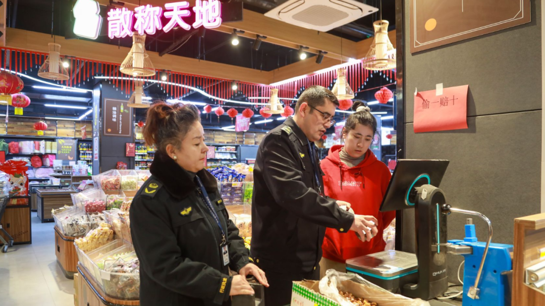 工作人员开展电子计价秤专项检查(高依然 摄)