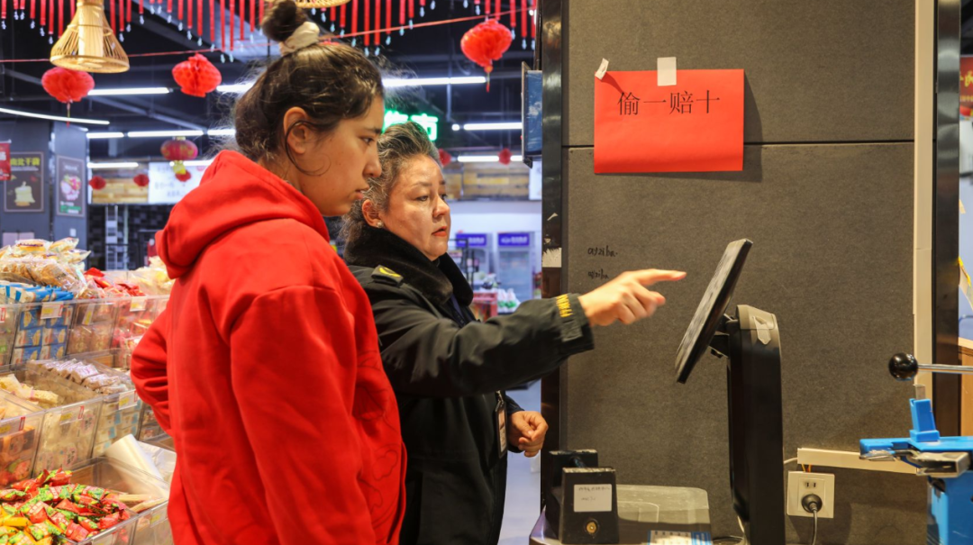 工作人员开展电子计价秤专项检查(高依然 摄)