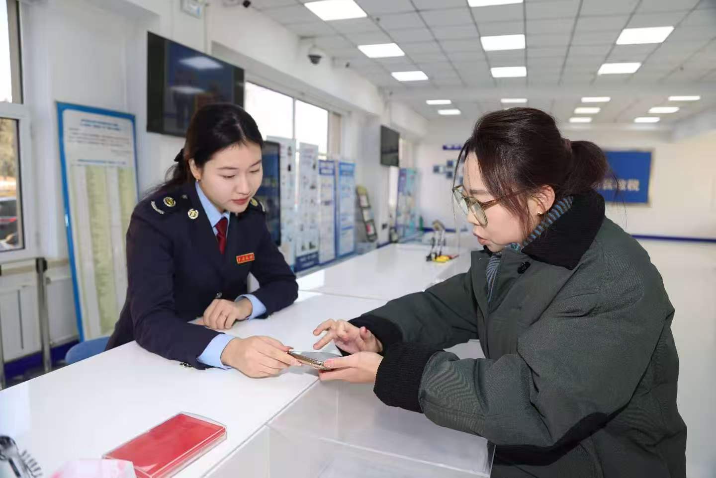 办税窗口(万新 摄)