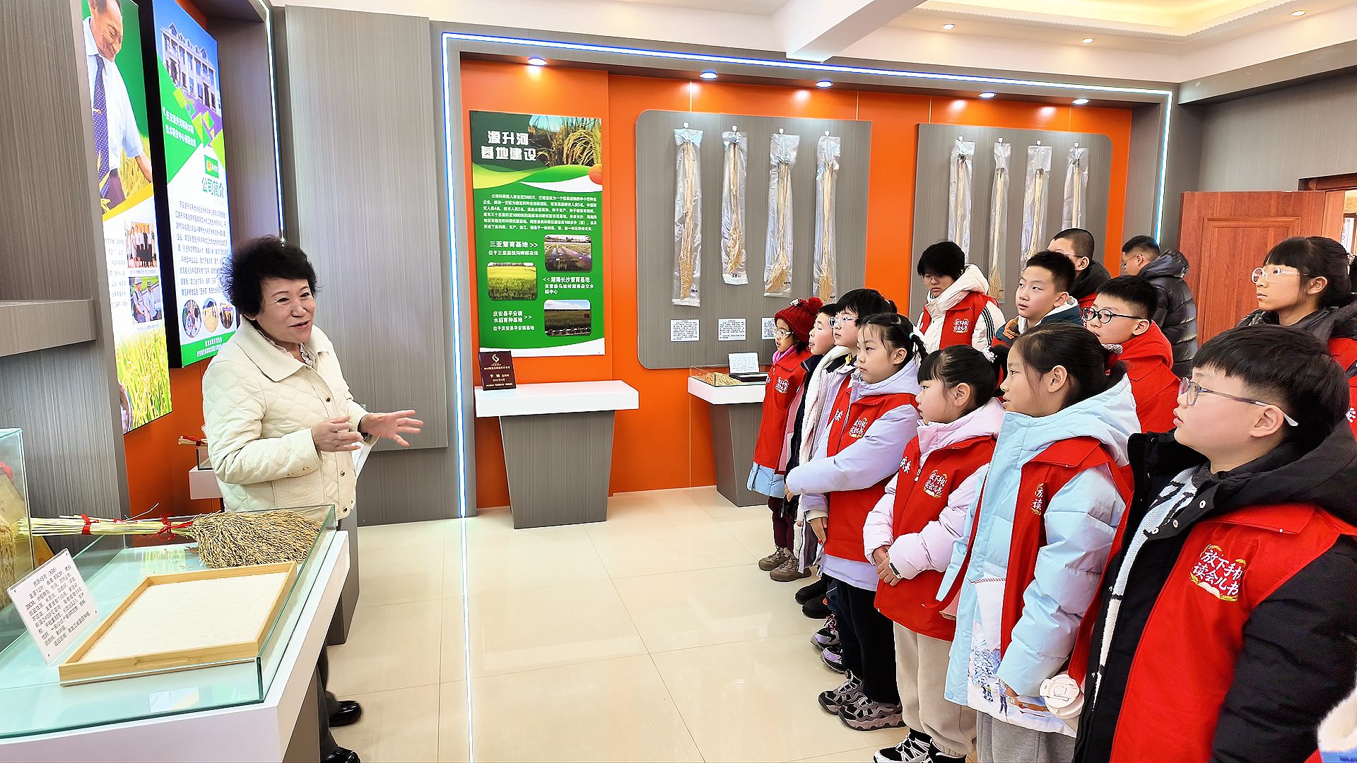 源升河集团董事长李敏向小学员们介绍袁隆平院士和水稻种子(张自峰 摄)