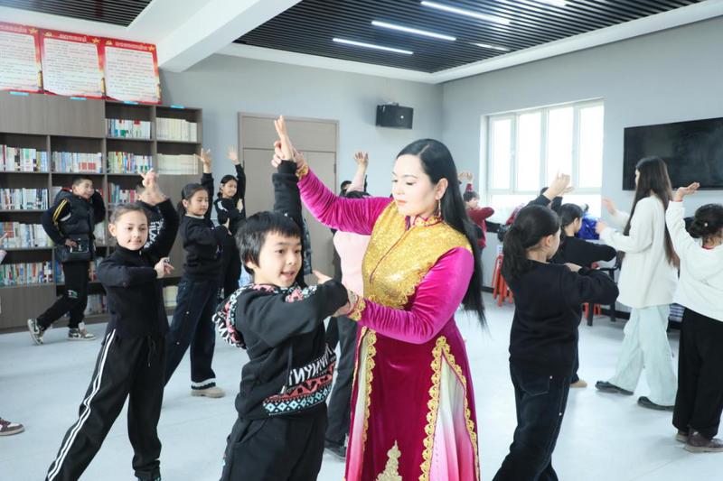 孩子们在学习舞蹈(吐尔松·托胡提 摄)