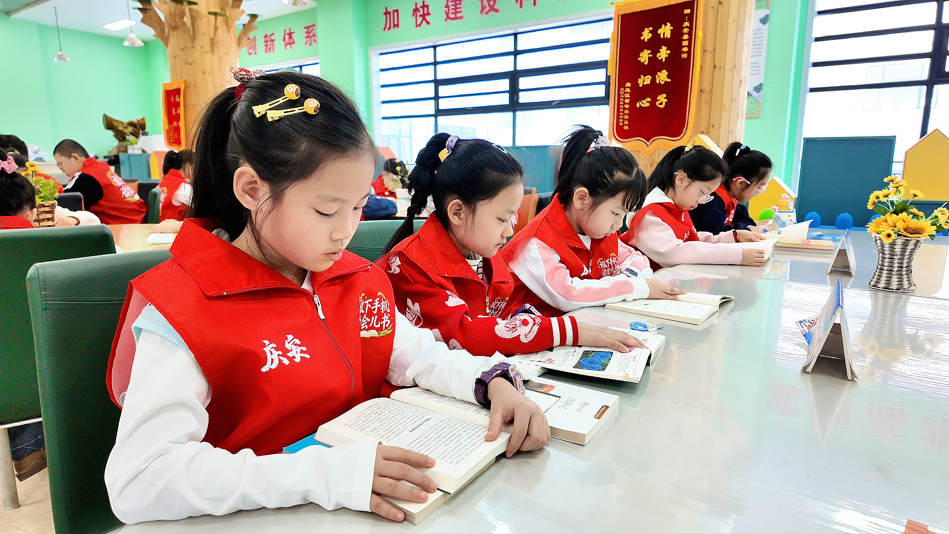 小学员们在图书馆阅读(张自峰 摄)