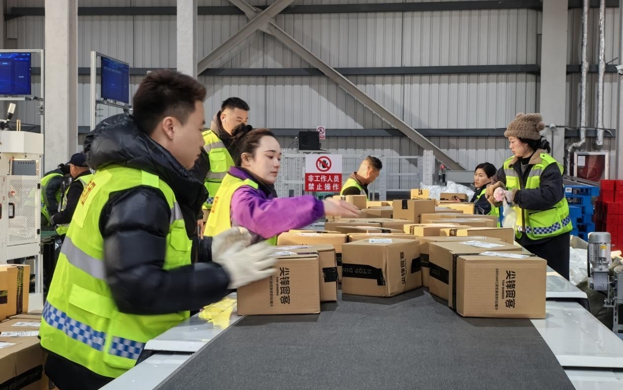 工作人员在打包包裹(孙荪 摄)