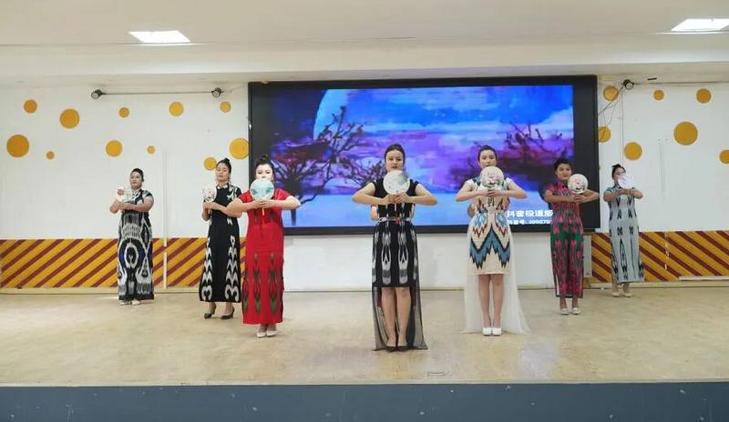 选手们正在走秀(艾热提·加沙热提 摄)