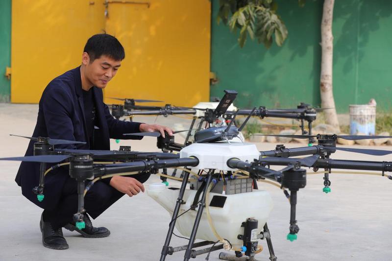 检修无人机(卓小钰 摄)