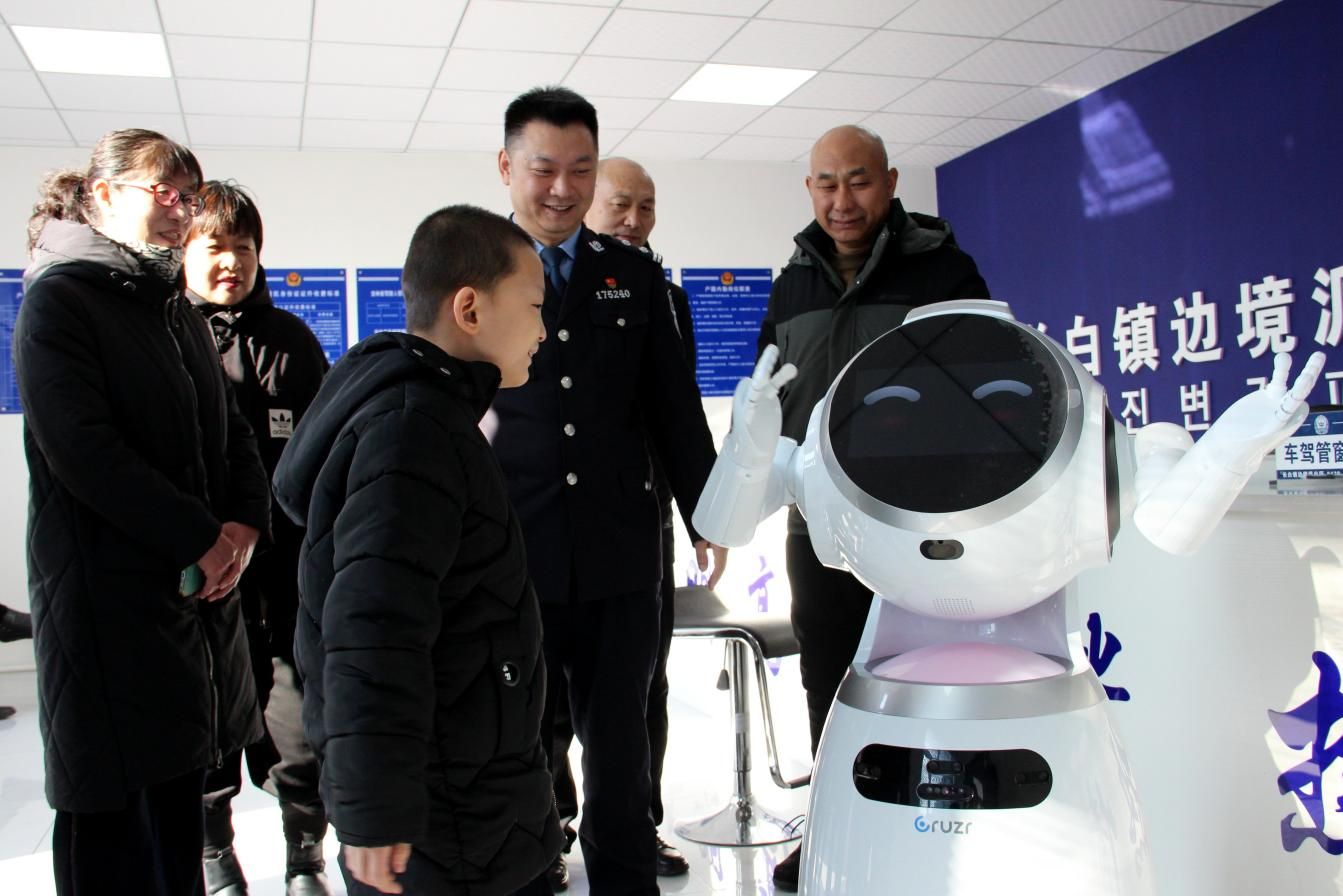 长白镇边境派出所发挥AI智慧警务效能,助力提升服务水平(王晗 摄)