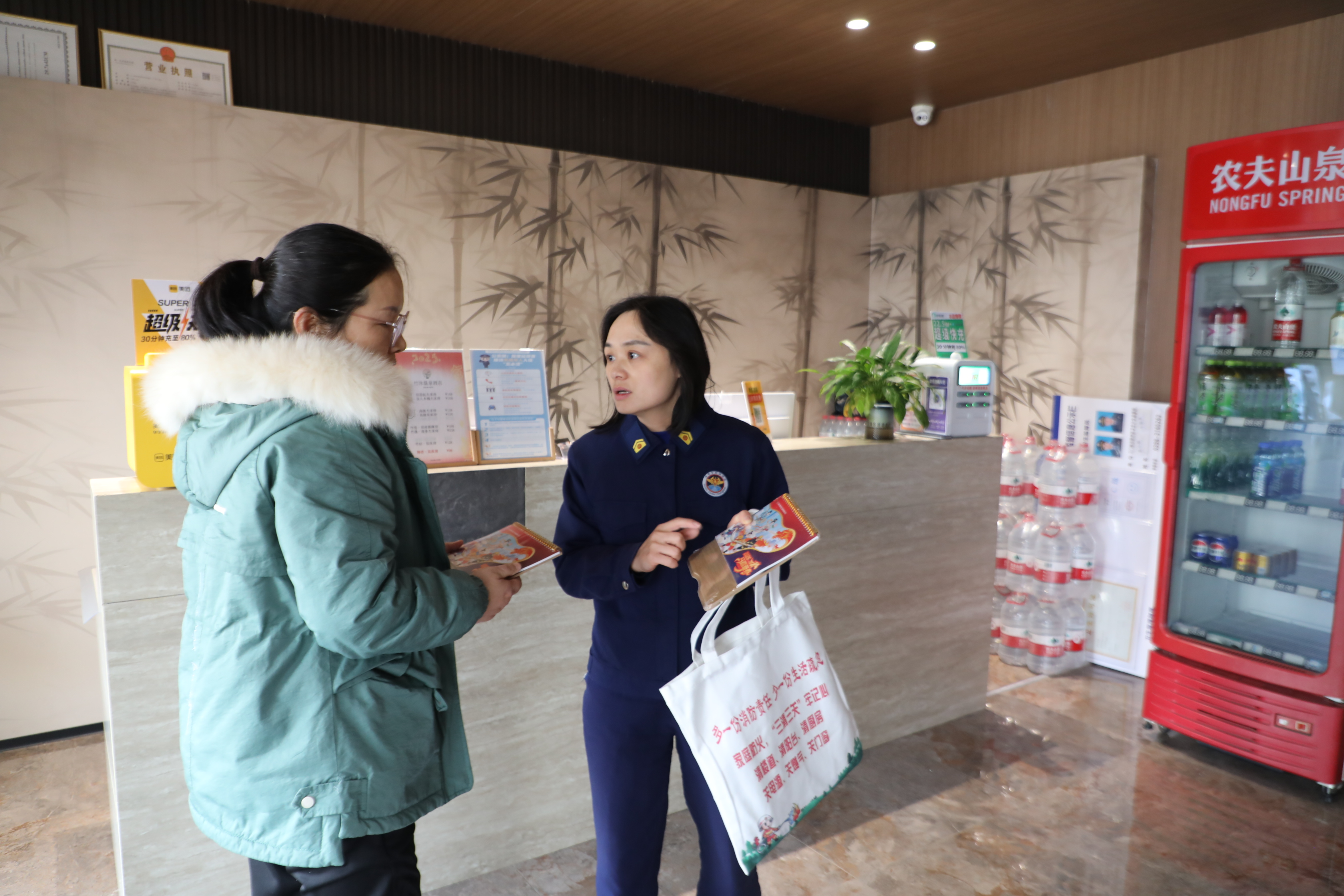 消防人员进店讲解消防安全知识(张平乐 摄)