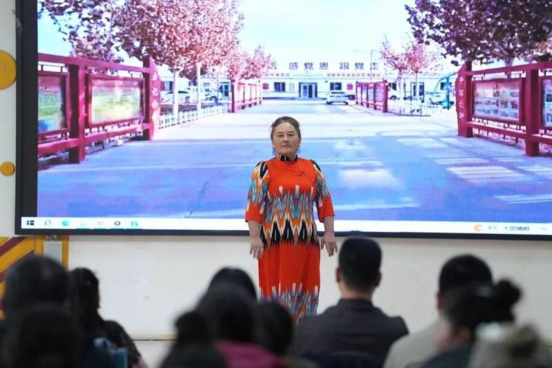 选手们正在走秀(艾热提·加沙热提 摄)