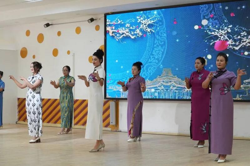 选手们正在走秀(艾热提·加沙热提 摄)