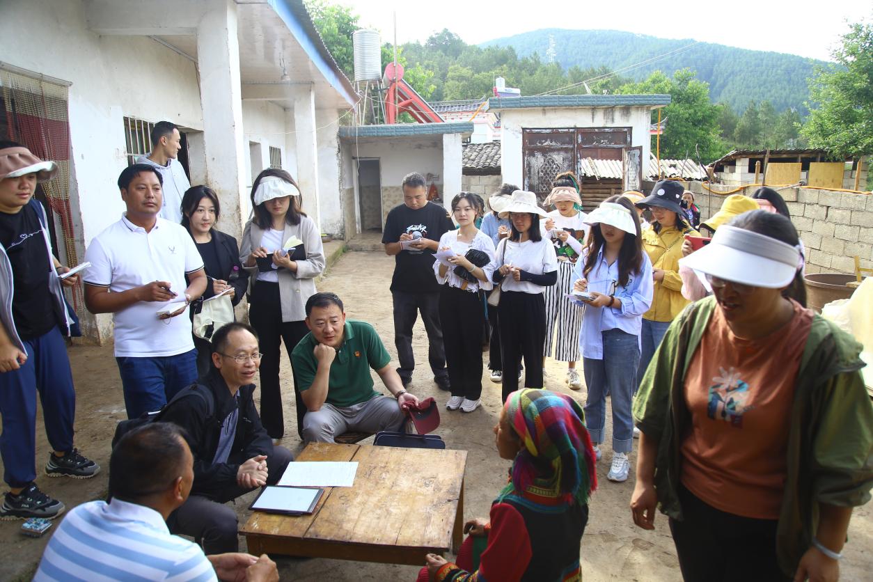 “笔杆子”团队到乡村振兴一线开展新闻采写(李兴宇 摄)