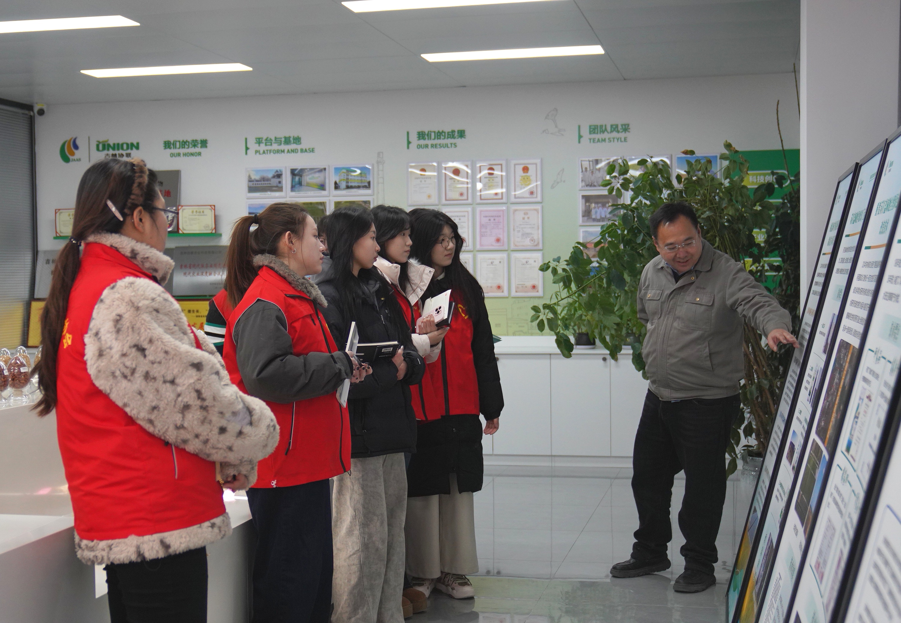 “青年赋能发展·优化营商环境”重点高校高层次人才研学文明实践活动在吉林协联生物科技有限公司开展(项群智 摄)