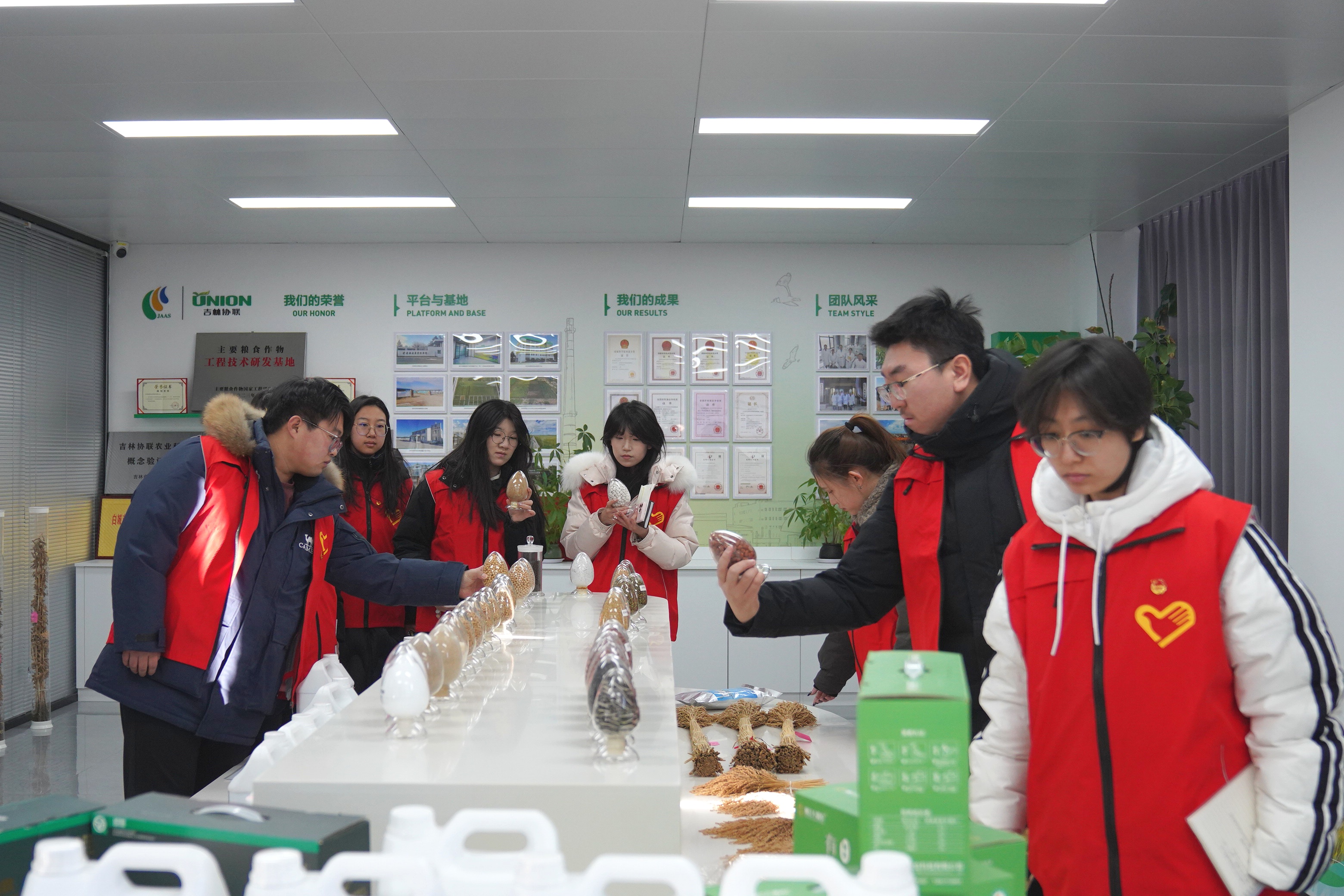 “青年赋能发展·优化营商环境”重点高校高层次人才研学文明实践活动在吉林协联生物科技有限公司开展(项群智 摄)