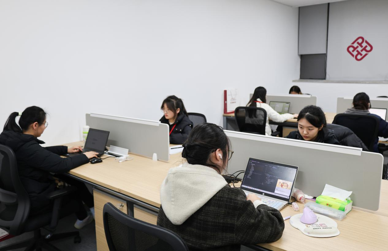 大学生在香港理工大学合肥技术创新研究院参与社会实践(侯丽娟 摄)