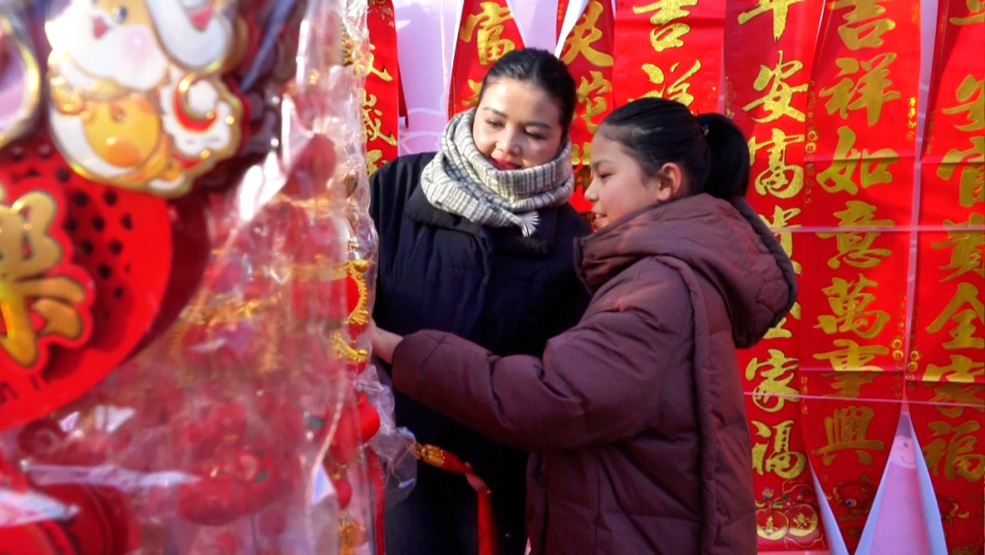 市民在购置年货 (王红丽 摄)