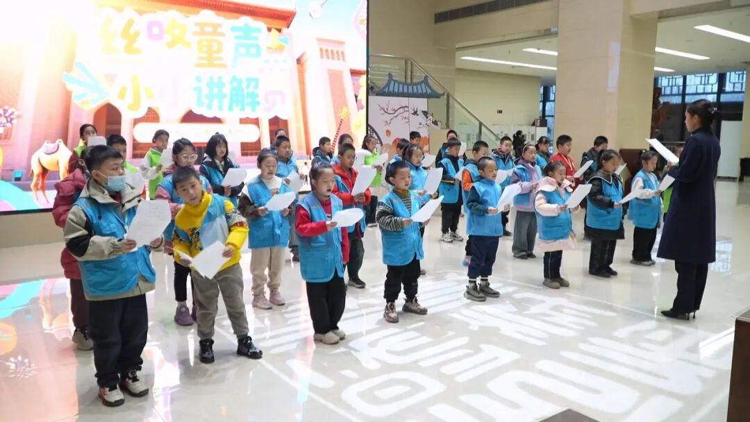 小学员们正在老师的指导下进行发音练习(冯丽 摄)