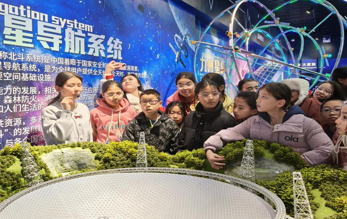 温宿县青少年参观科技馆(陈为康 摄)